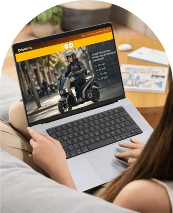 Alumno de permiso AM usando la web DrivenYou con su portátil