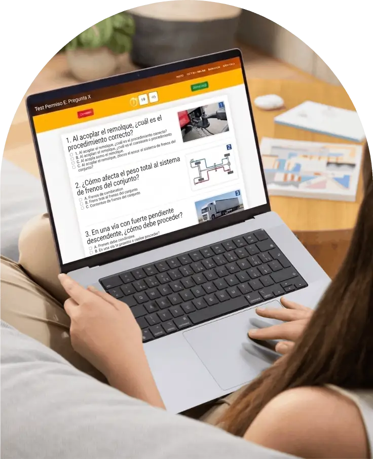 Alumno del permiso E (Trailer) usando la web DrivenYou con su portátil