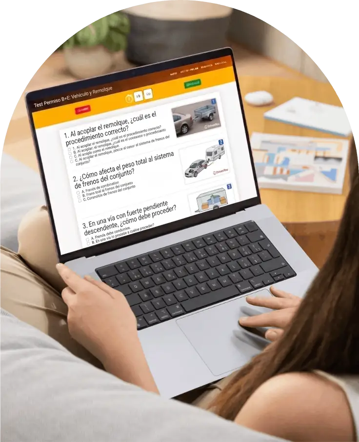 Alumno del permiso B+E (Vehículo con remolque) usando la web DrivenYou con su portátil