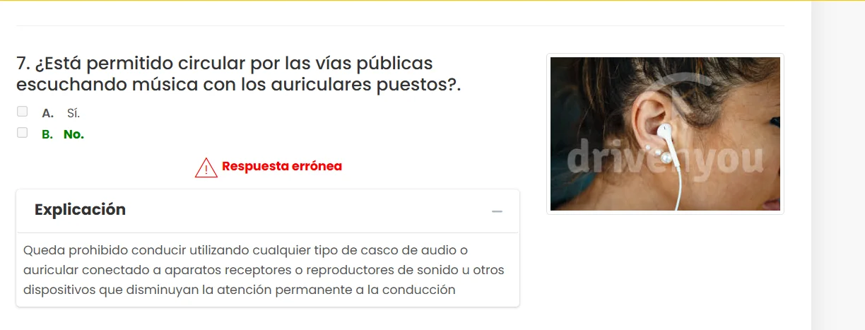 Captura de pantalla mostrando la explicación detallada de una pregunta del test de ciclomotor en DrivenYou